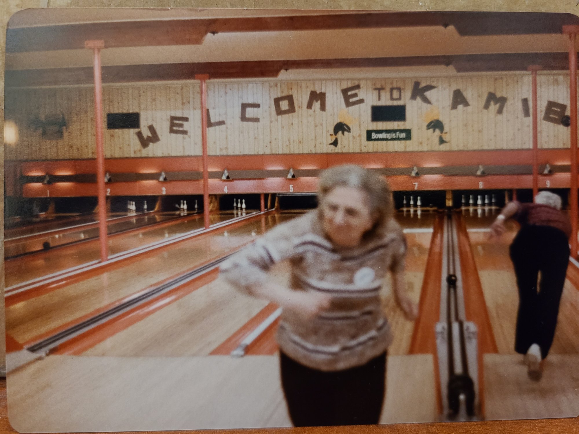 Kami-Bowl 1960s — bowler in action